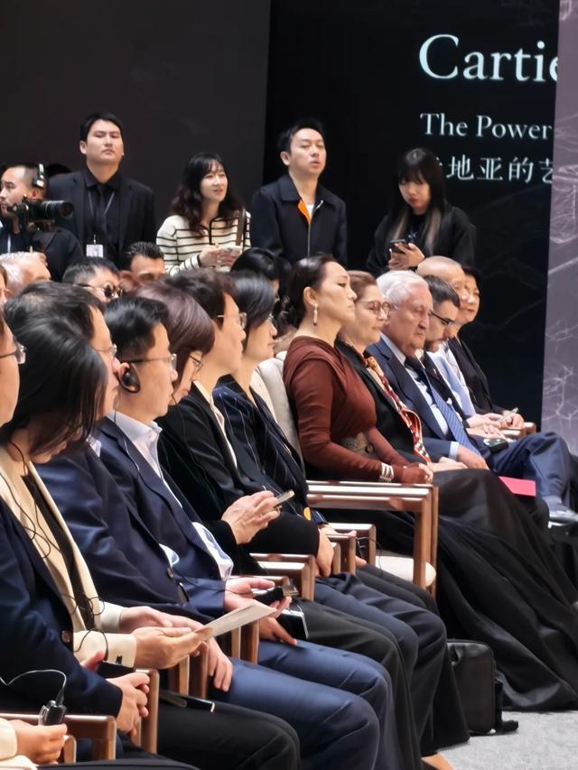 巩俐回国参加活动,穿黑色裙摆超优雅,还双手握对方单手很有礼貌