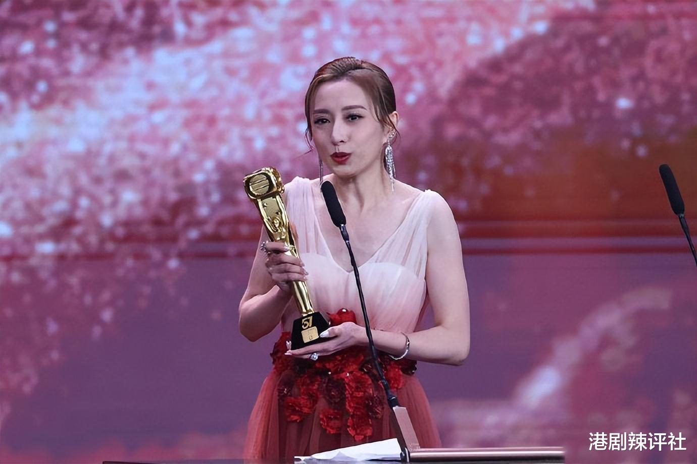 龚嘉欣首夺视后骂声一片，16岁出道不被看好，颁奖前曾向陈凯琳借运