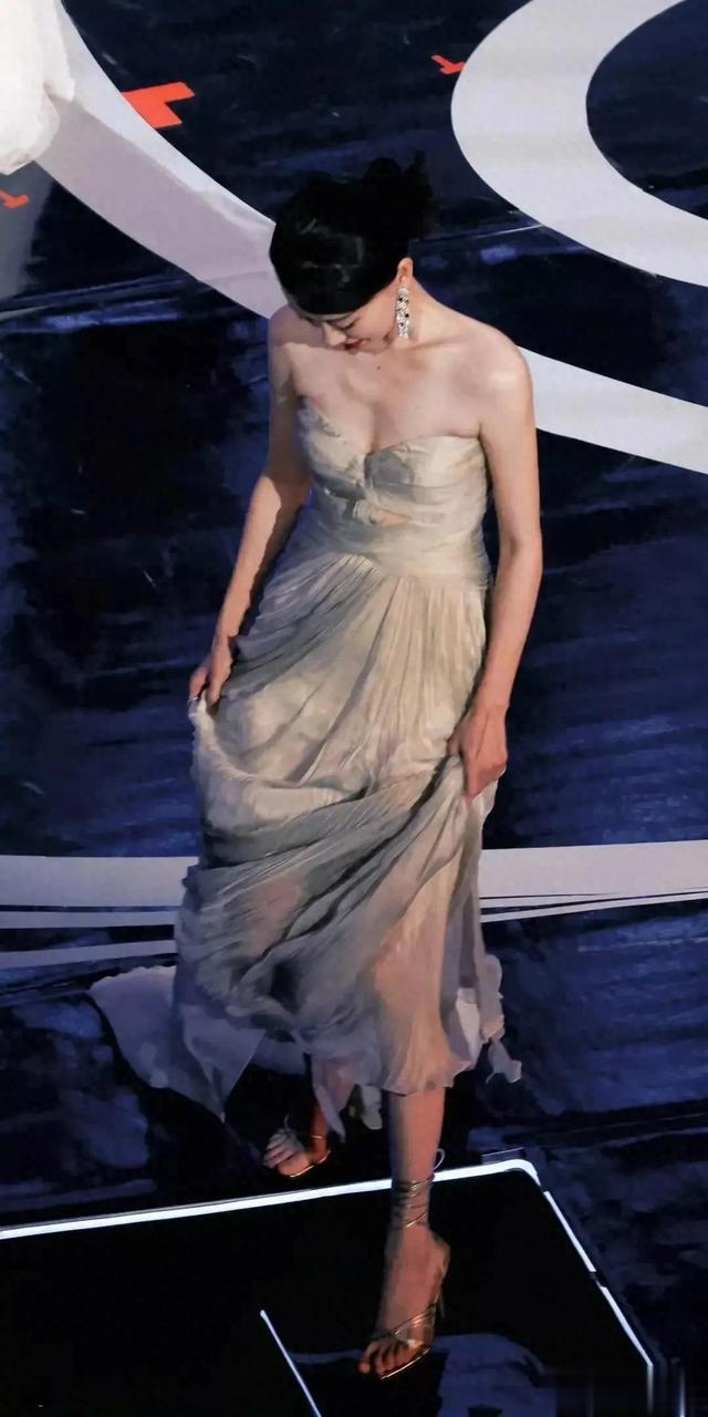 抹胸张小斐,冲动