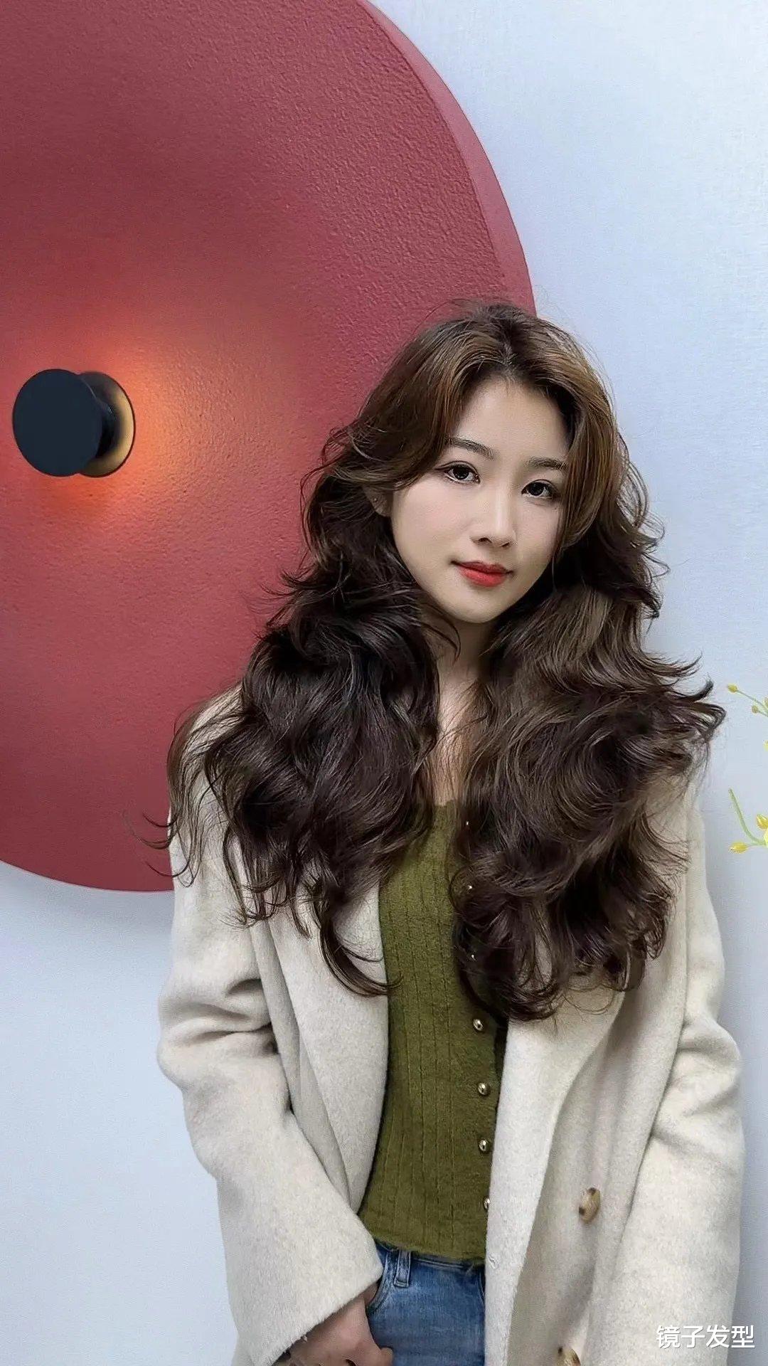 发型的魔法:锯齿刘海超短发、减龄波波头与时尚大波浪长发