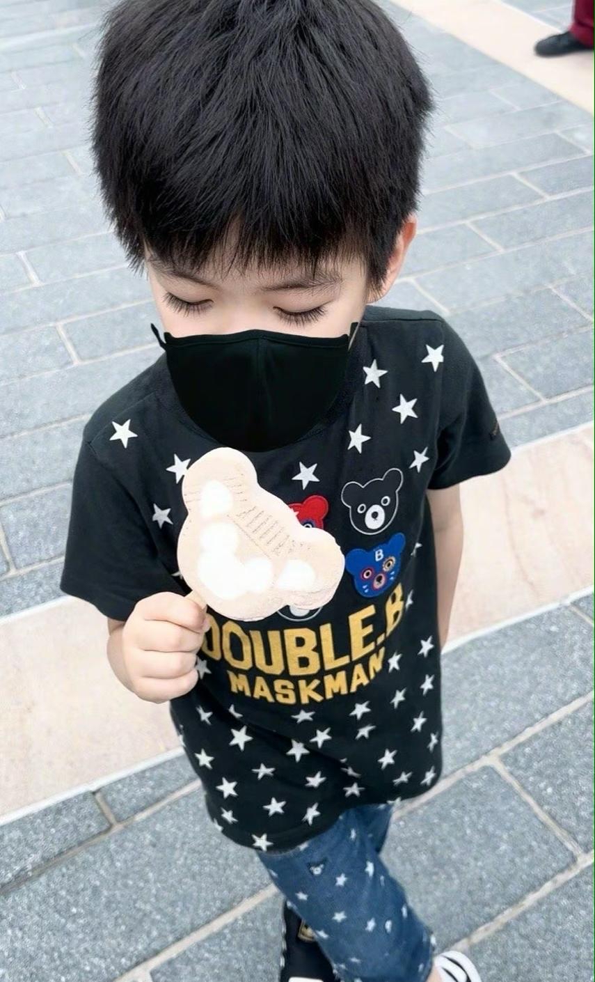 陈妍希拍戏被偶遇，路人生图又瘦又白，年过四十仍娇小可人