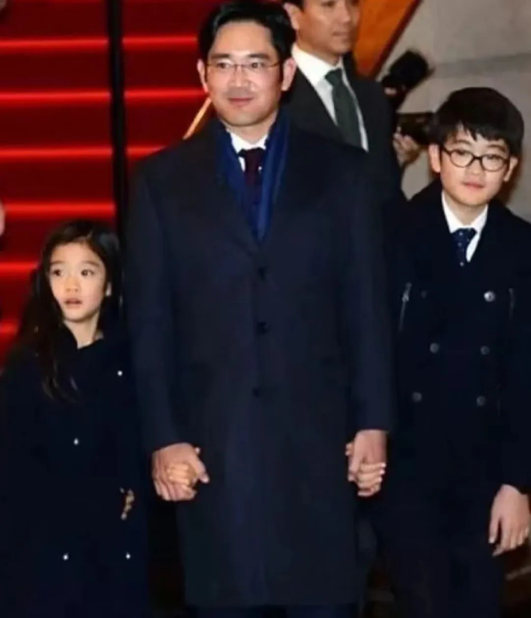 国民影帝生扑两任千亿富婆?怪不得对方女儿见他扭头就走…