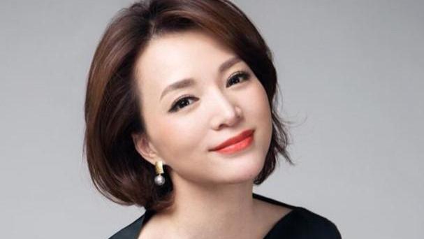 央视主持人董卿的工资曝光，网友看完直呼：三代人都不可能挣这么多