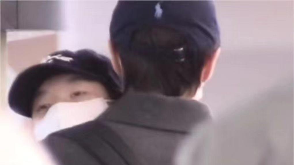 杨玏王玉雯旅游归国上演爱的抱抱，CP粉：悬着的心终于死了