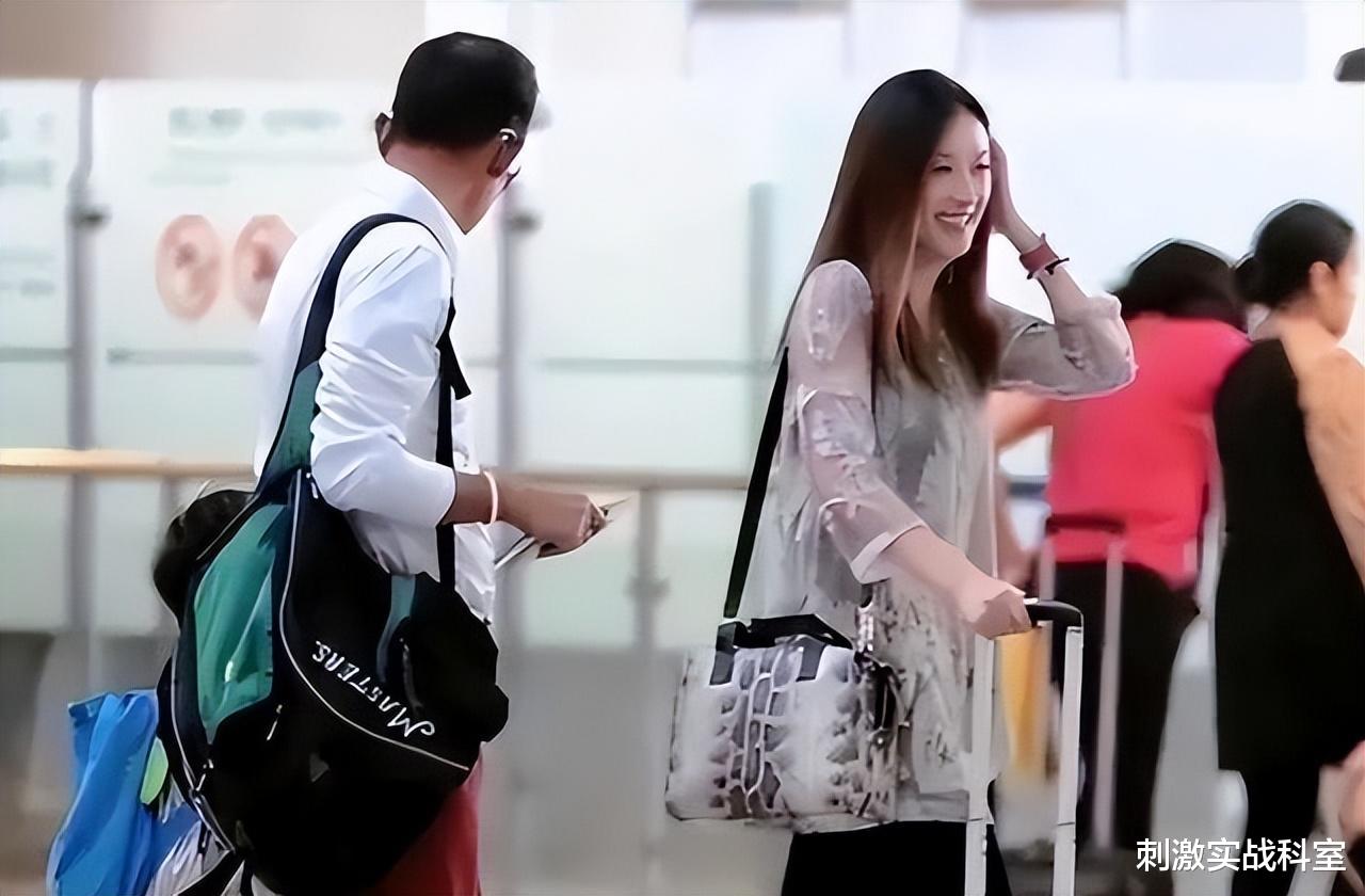 58岁王志文断崖式衰老,富婆娇妻却依旧漂亮,与15岁儿子像爷孙