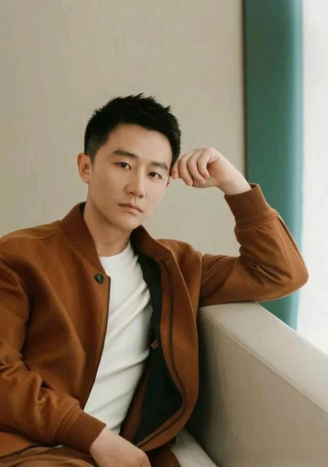 来看看黄轩颜值巅峰时期,他的身上散发艺术气息。