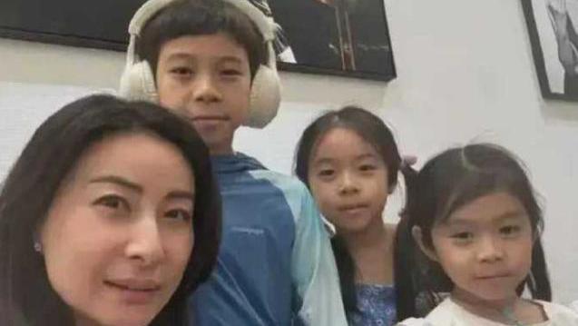 郭晶晶67岁的母亲令人敬佩，近些年衰老明显，她对女儿的帮助很大