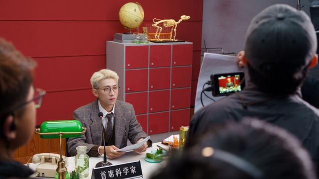 张一山银发亮相惊艳四座,网友直呼:颜值爆表!