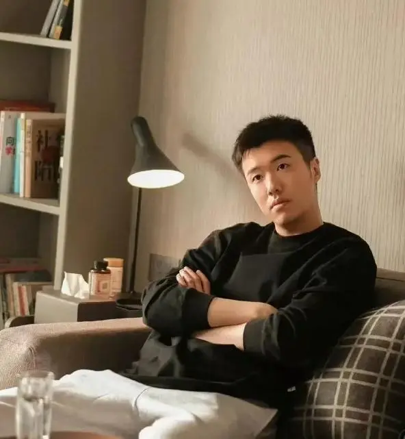 《凡人歌》：殷桃穿千元羽绒服卖卤肉？救救国剧这些百万年薪的“普通人”吧