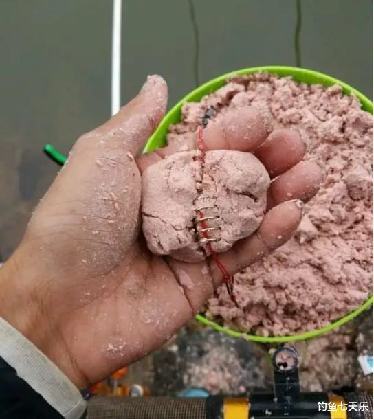 “老鬼鲢鳙饵”击穿底价，垂钓者迎来利好，邓刚还能扛得住吗？