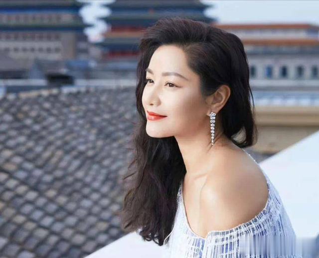 从19岁起接连5个男人，53岁还没有玩够，“风流名模”瞿颖现形记