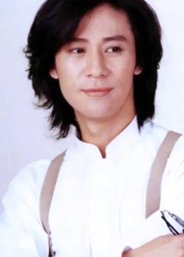 连登14次春晚的歌坛巨星，如今家产被拍卖，“住进”养老院