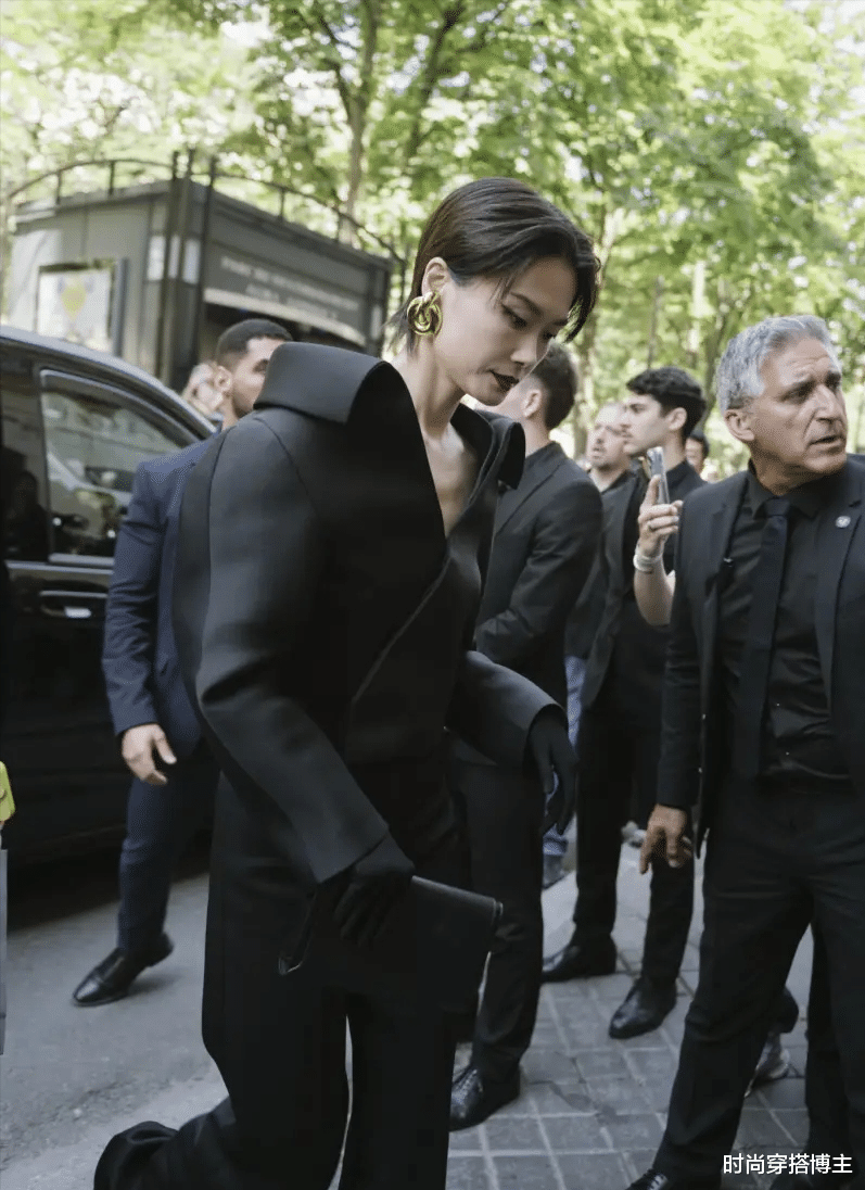 40岁李宇春露面生图曝光！头顶现白发，网友：怎么一股姨味儿？