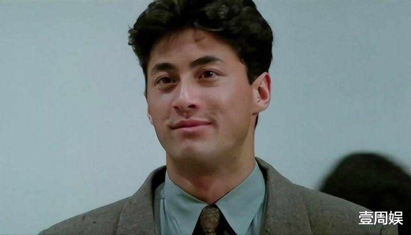 59岁王敏德罕见露面,西装革履越老越有型,网友:年轻时候老帅了