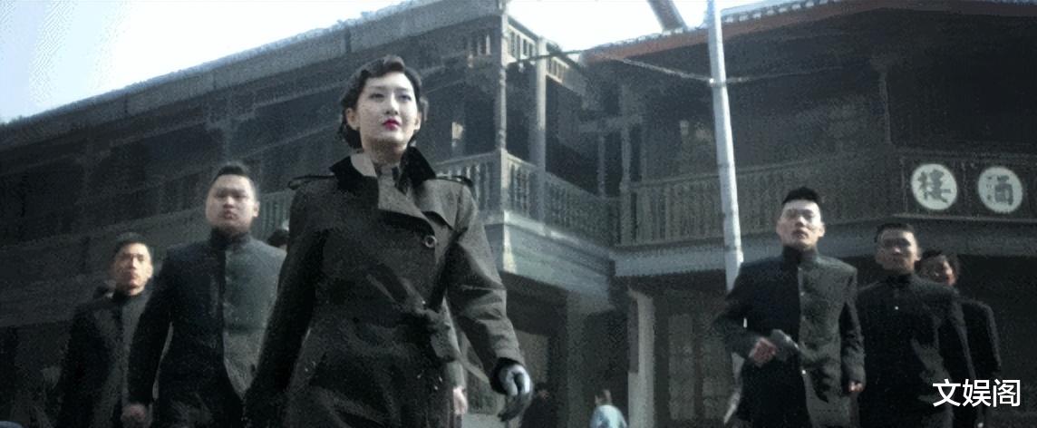 同样是演年代剧反派,把杨幂王鸥一对比,差距立刻就有了!