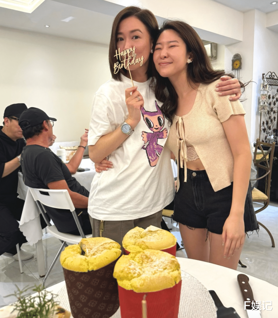 佘诗曼49岁生日获圈中好友轮流庆祝 紧搂妈妈合影曝其病了一年半