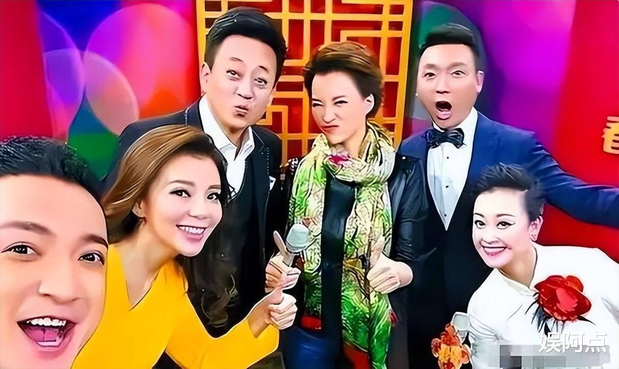 朱军带老婆儿子回孟津老家，一家三口非常低调！22岁儿子高大帅气