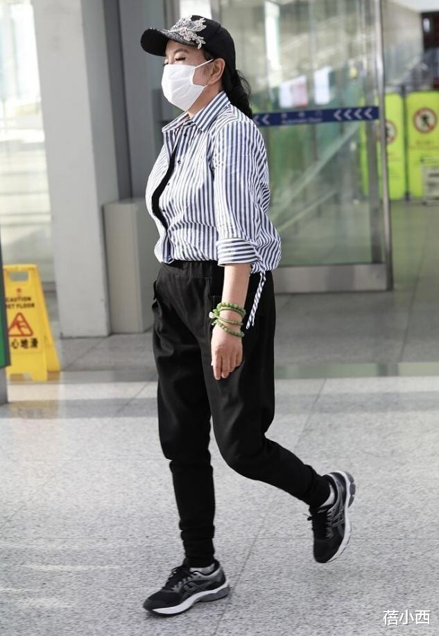 73岁刘晓庆换了微卷短发像整容,穿搭时尚状态回春,科技美真强大