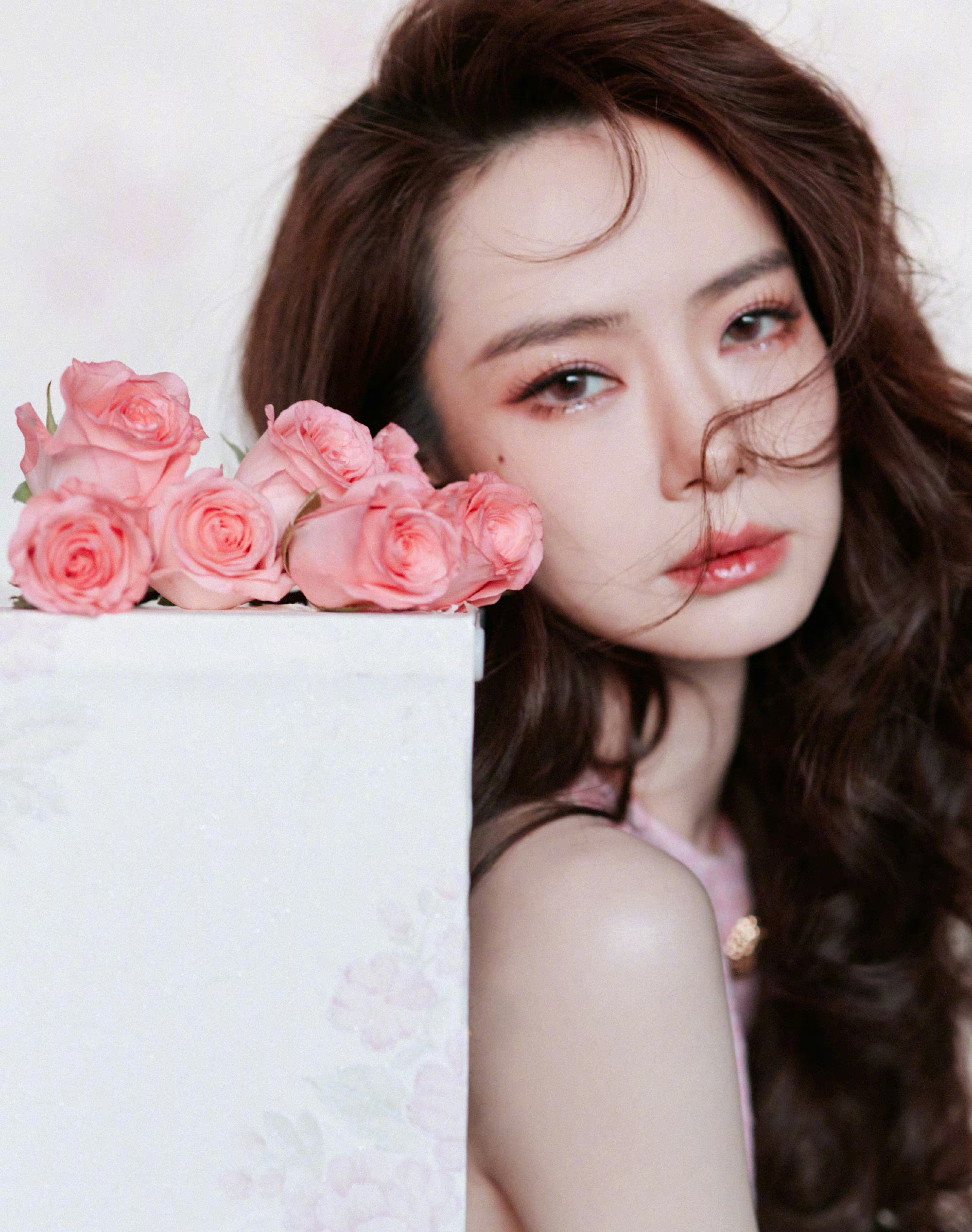 戚薇最新粉色裙子照片,甜美可爱红唇气质