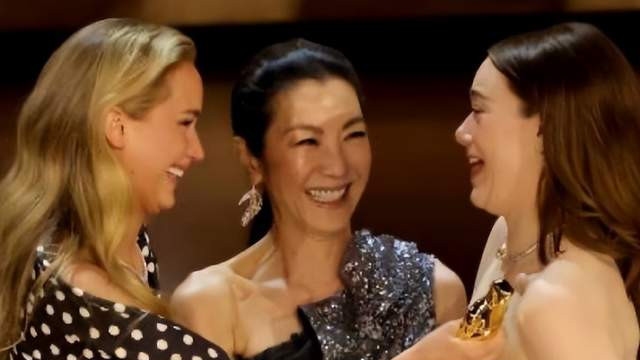 奥斯卡影后杨紫琼被歧视？获奖者拒绝拥抱握手，视频删除欲盖弥彰