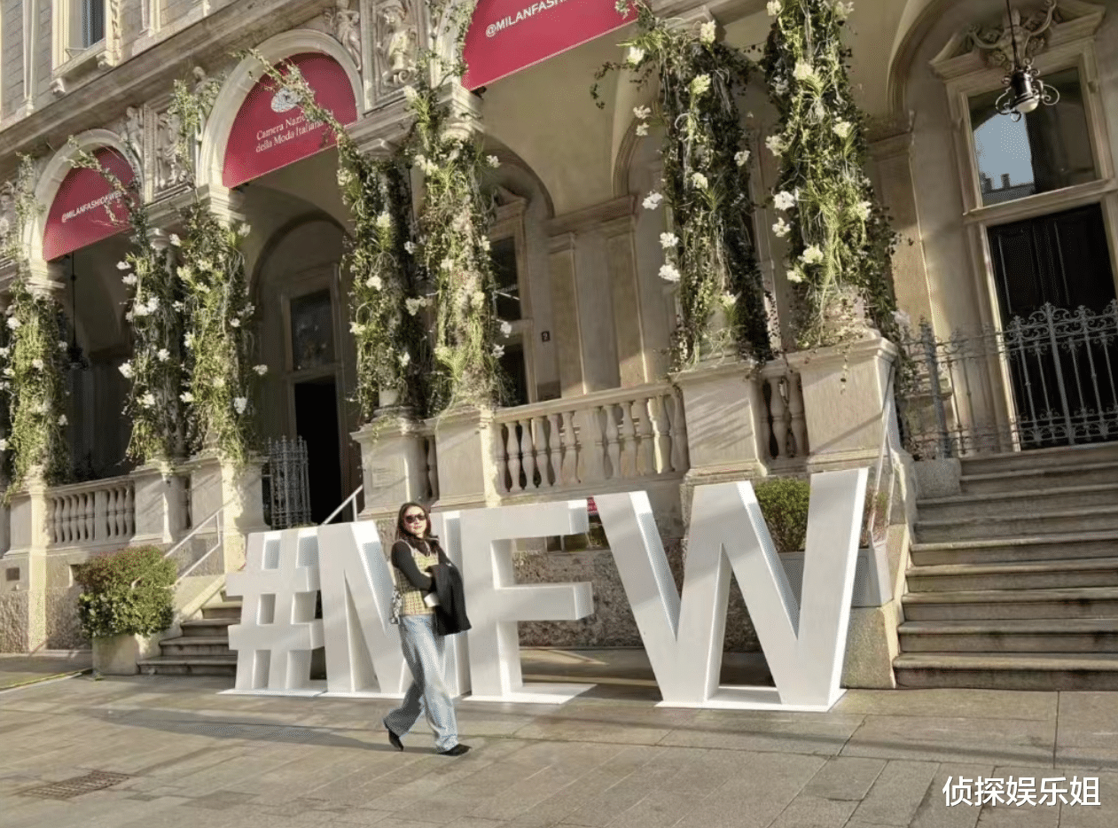 42岁郭晶晶晒米兰之旅,开心上演腾空一字马,活力满格毫无包袱