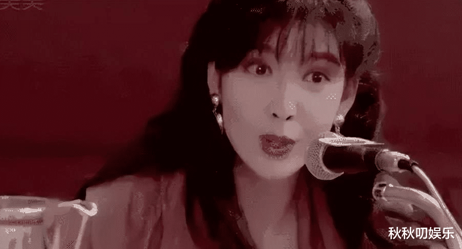 周慧敏和老公出席晚宴,60岁倪震秃头苍老,变成沧桑油腻大叔