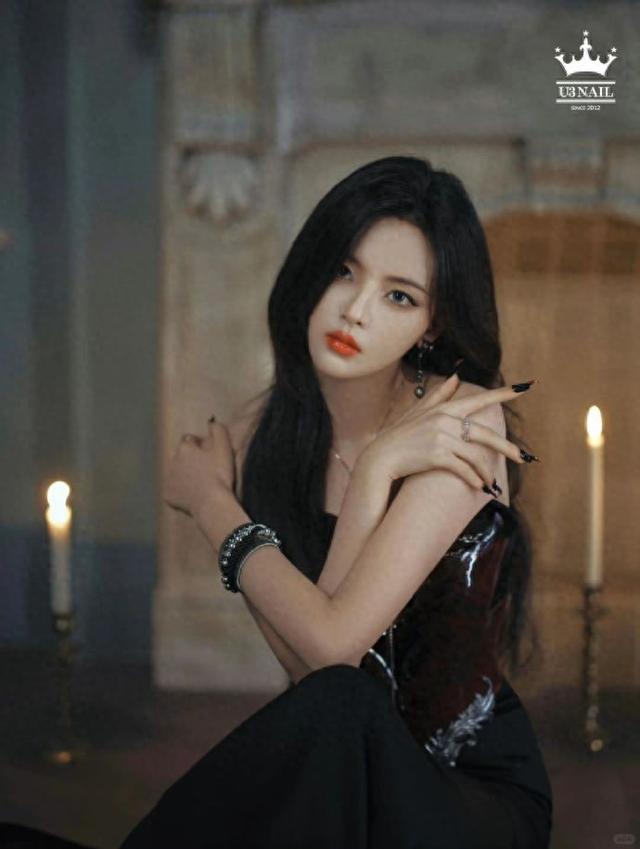 杨超越的猫爪美甲:黑红搭配的神秘魅力,诠释暗黑女王的独特风格