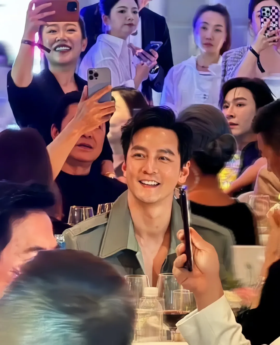 被嘲发福变老的吴彦祖,50岁又帅?回了颜值巅峰!