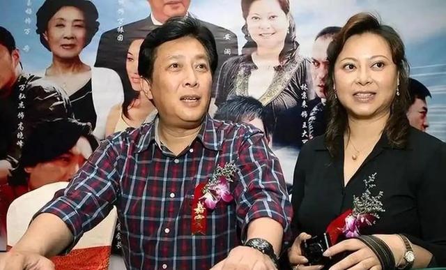 72岁唐国强近照:嘴巴紧闭身材走样,脸部黝黑,老到认不出