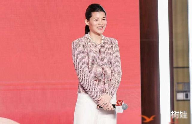 朱玲玲陪丈夫出席晚宴，继女罗宝瑜也在场，两人罕见同框