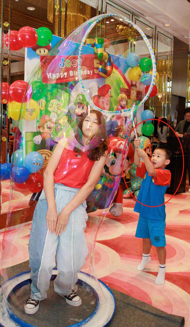 蔡少芬为5岁小儿子庆生,俩女儿戴牙套出镜,王祖蓝夫妇罕见现身