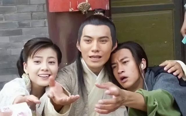 演员片场不拍戏的时候干啥?第一张忍住了,张铁林让人笑到肚子疼