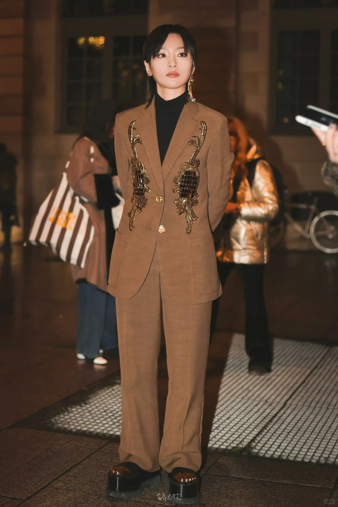 \东方魅力绽放：回顾周笔畅在巴黎时装周的亮眼造型\