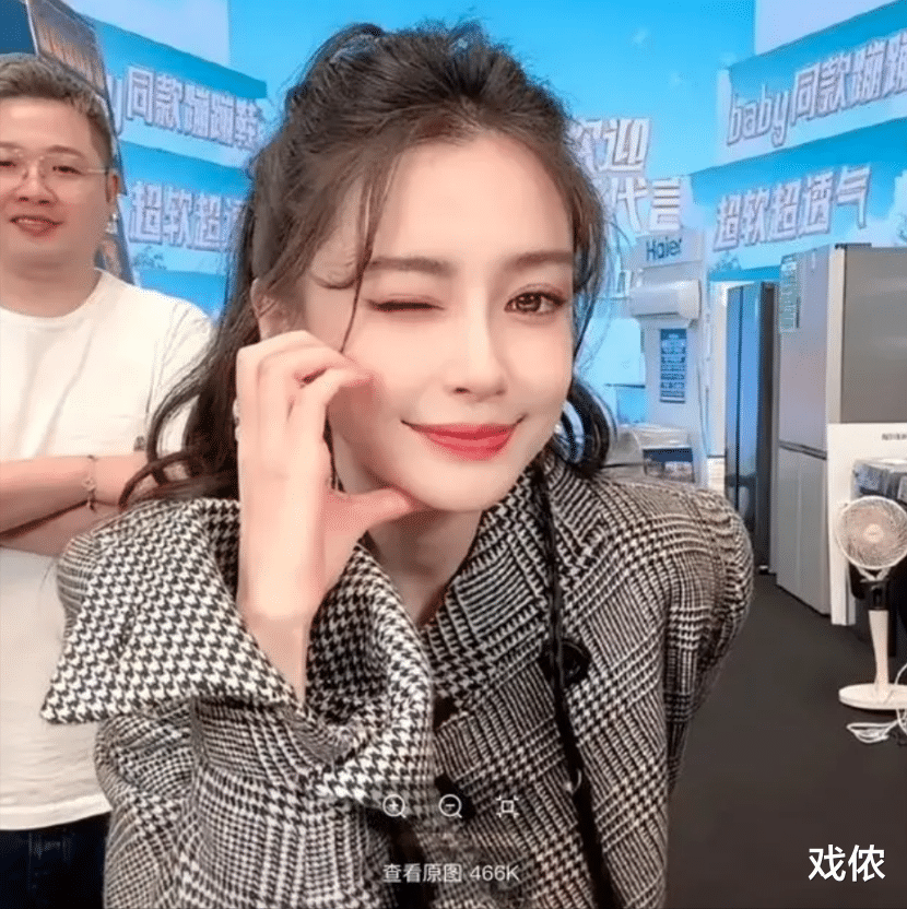 杨颖的宣传团队提出一个让她重回巅峰的方案,没想到杨颖果断拒绝