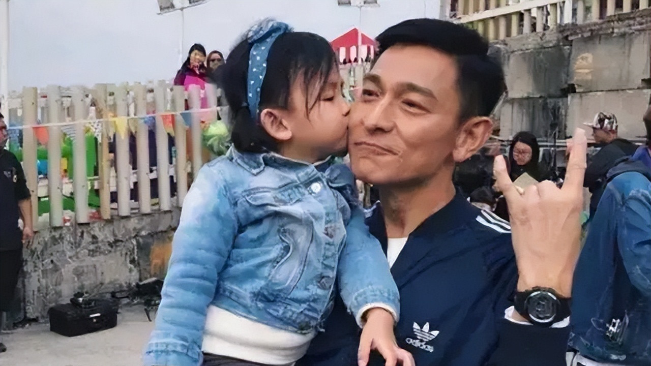 刘德华12岁女儿近照曝光，花5亿富养大的女儿，没想到长成了这样