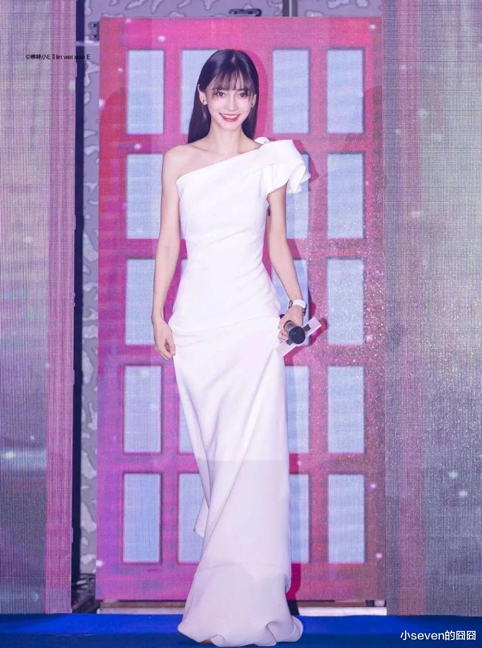 35岁杨颖近照曝光，出席某车展当车模，回归老本行比叶珂好看多了