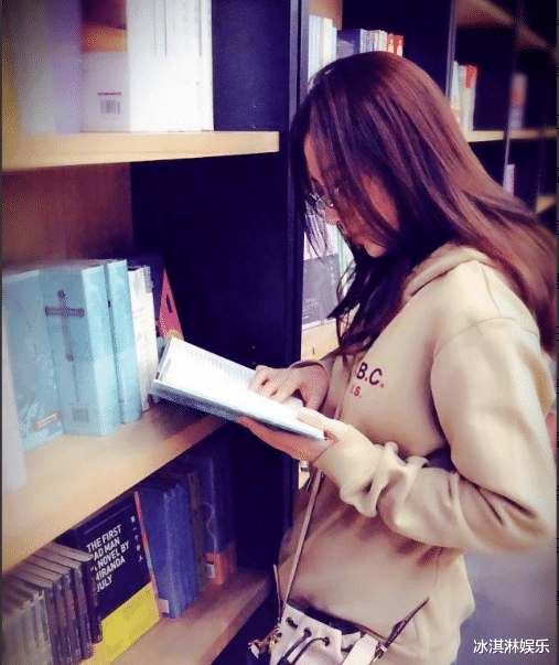 炸裂!知名小花给胡歌生子、被张翰“吃豆腐”,被传和俞灏明恋爱