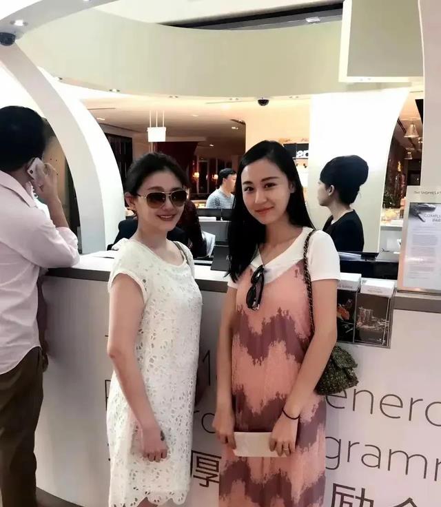 大S与汪小菲离婚前新加坡旅游照，性格超好，合影来者不拒无架子！