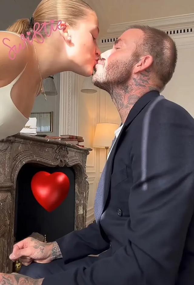 贝克汉姆晒与女儿甜蜜照，哈珀乖巧地坐在父亲腿上，看起来很温馨