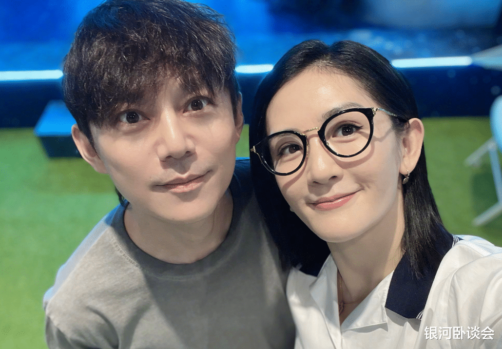 谢娜突然发文，何炅冲上热搜，网友惊了：你俩可真行啊！