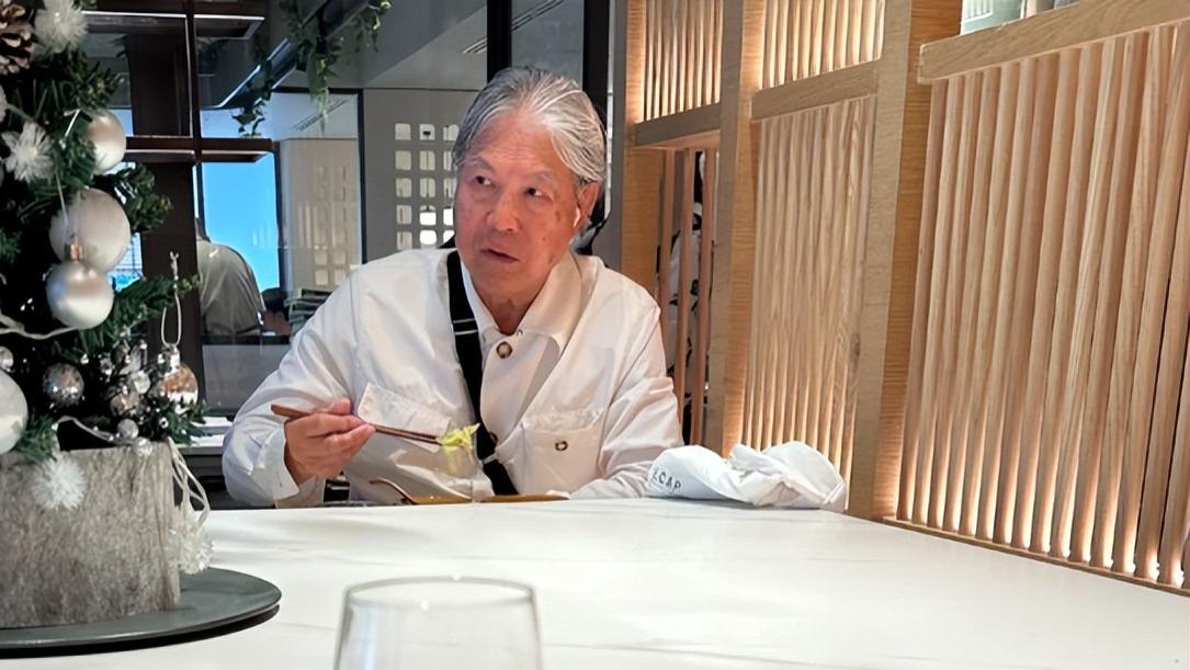 78岁霍震霆独自现身平价餐厅，身边不带保镖，坐角落吃鸡饭太亲切