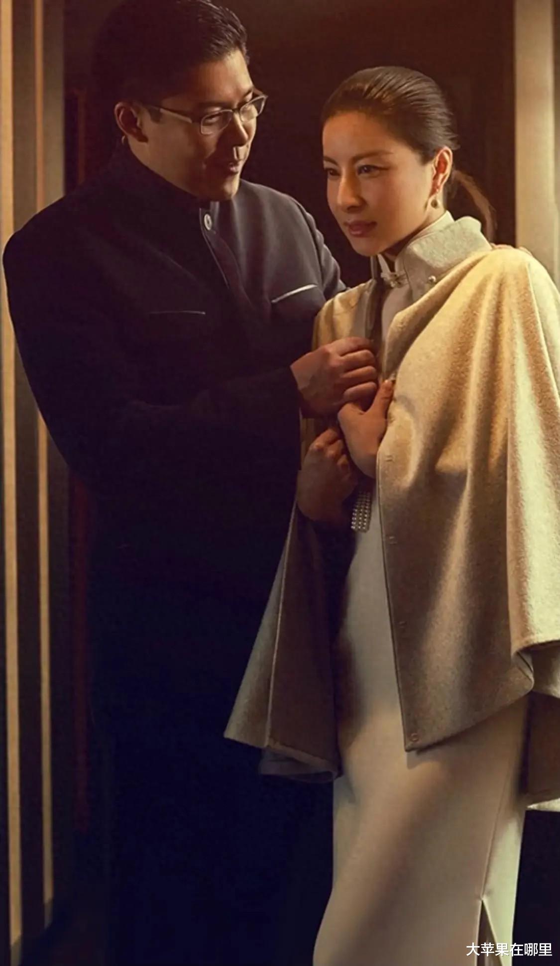 郭晶晶穿粉色旗袍美上天,霍启刚给她披披肩,他俩在演民国夫妇!