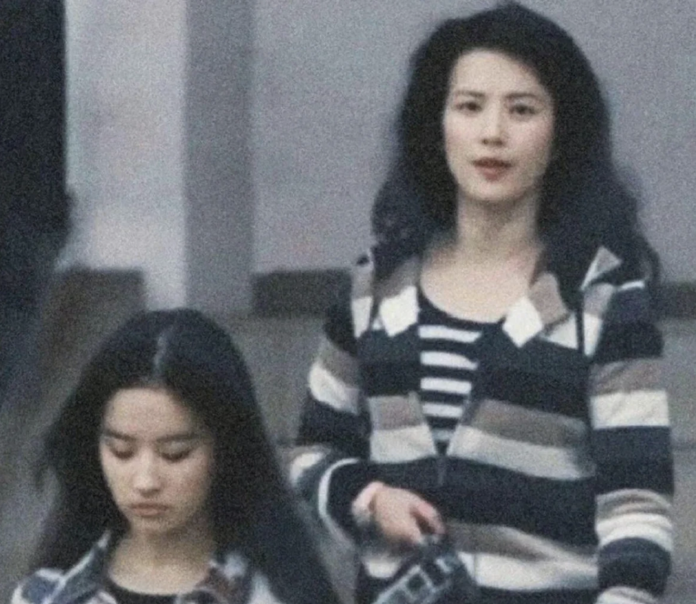 岁月不败美人！刘亦菲65岁母亲在意大利被偶遇，优雅时髦颜值超高