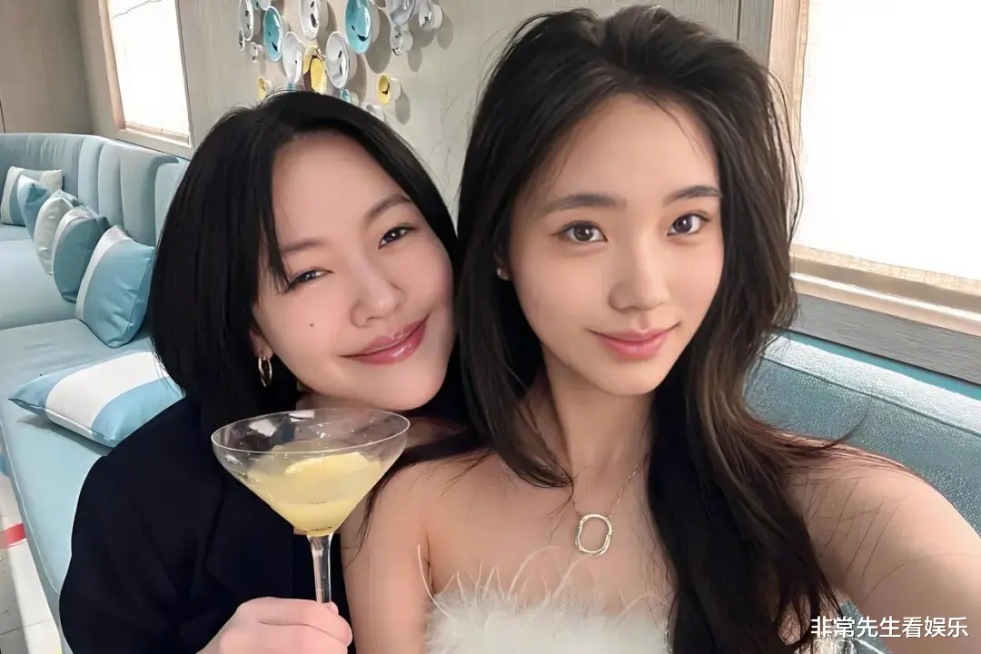 不惧被解约,小S晒与二女儿合照,称是林志玲所生,本人现身认领显高情商