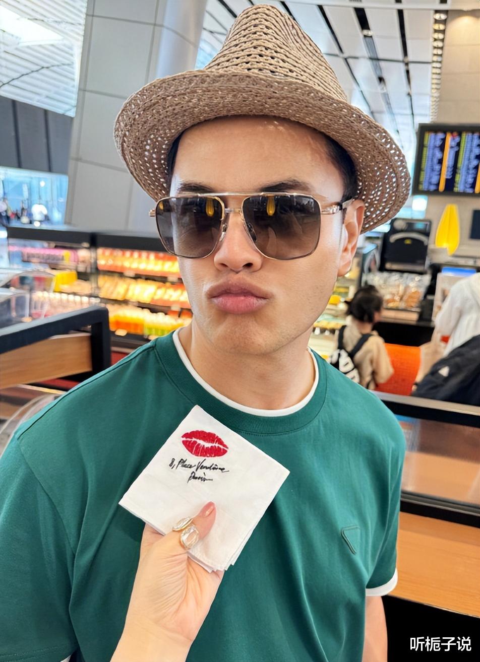 68岁吕良伟赢麻了!与53岁富豪妻子同框更年轻,像28岁精神小伙