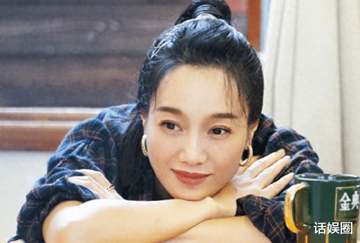 朱丹周一围带女儿面试小学!夫妻全程手拉手,选普通公办好接地气