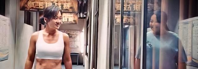 不装了，怒减100斤的贾玲摘下小丑面具，真实的她才可怕！