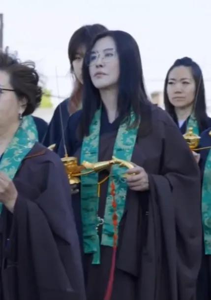 王祖贤在温哥华参加园游会,她披着长发,戴着眼镜,她过的很好!