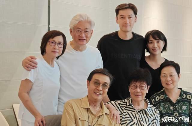 老年斑、三层鱼尾纹、黄牙,多亏胡歌,让我们看到超真实明星脸