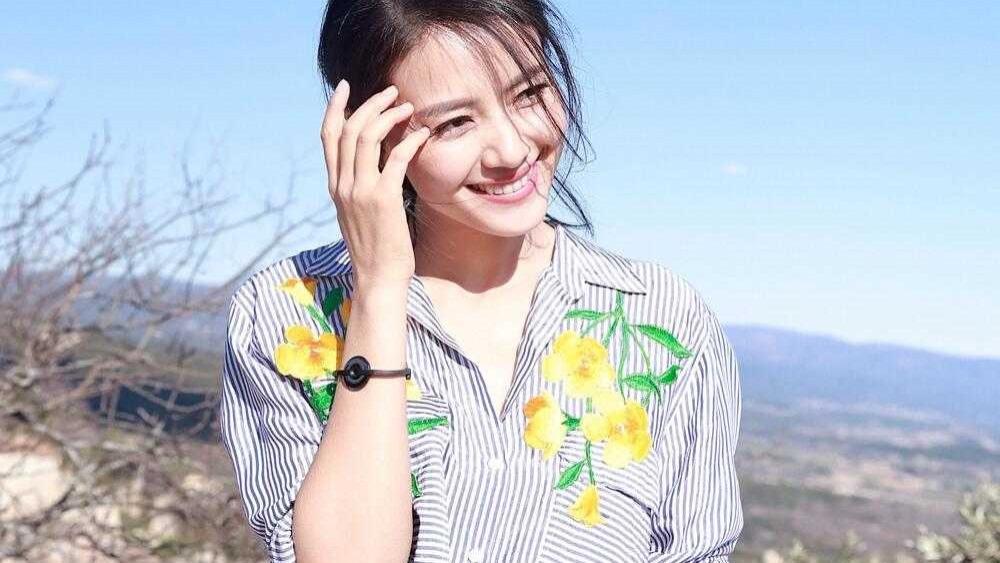 高圆圆难怪能收割赵又廷，穿“衬衫+牛仔裤”去度假，当妈后更嫩